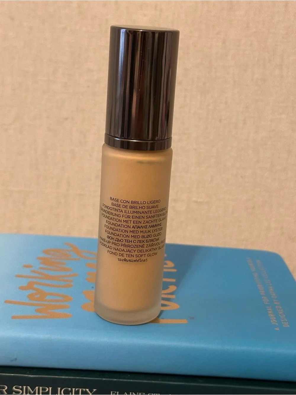 Hourglass Ambient Soft Glow Foundation - shade 9.5